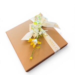 Ask med gul dekor 25 praliner